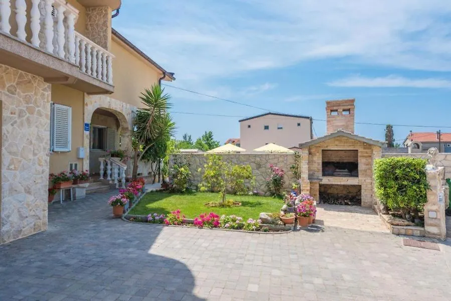 Charming Apt Miriam Surrounded By Beautiful Greenery - By Ta Leut Agency Privlaka  Croazia
