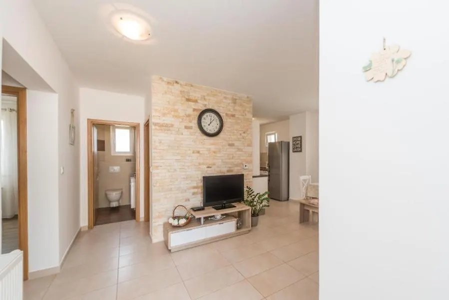 Charming Apt Miriam Surrounded By Beautiful Greenery - By Ta Leut Agency Privlaka  Appartamento